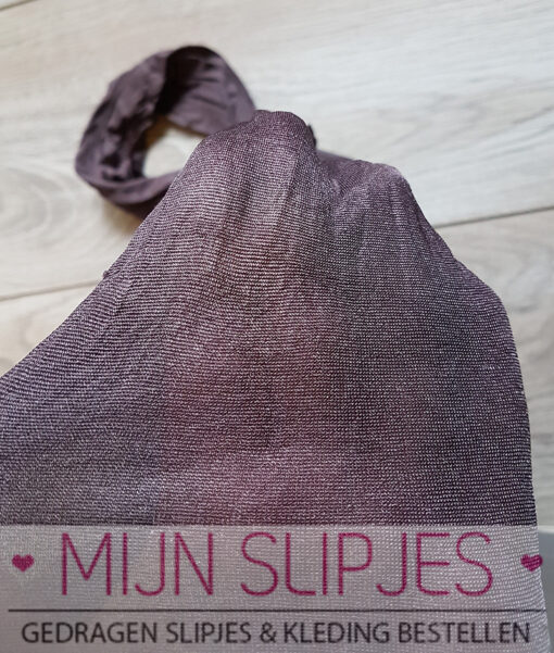 Gedragen 40 denier paarse glans panty