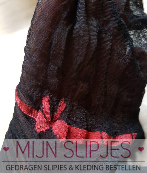 Versleten panty met strikjes op de bovenbenen