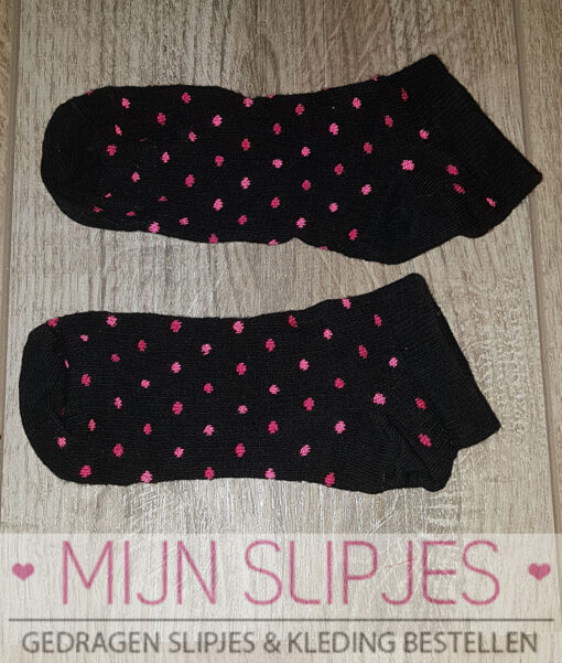 Zwarte sneakersokjes met roze stippels