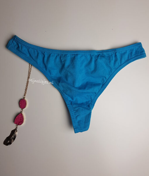 Gedragen katoenen string in een blauwe kleur