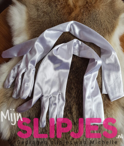 Gebruikte wit satijnen handschoenen