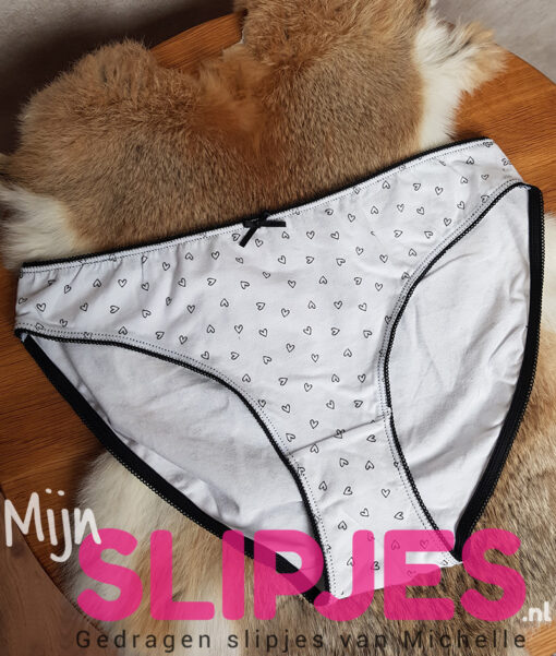 Wit katoenen slipje met kleine hartjes lekker gedragen