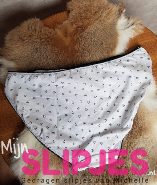 Wit katoenen slipje met kleine hartjes lekker gedragen - Afbeelding 2