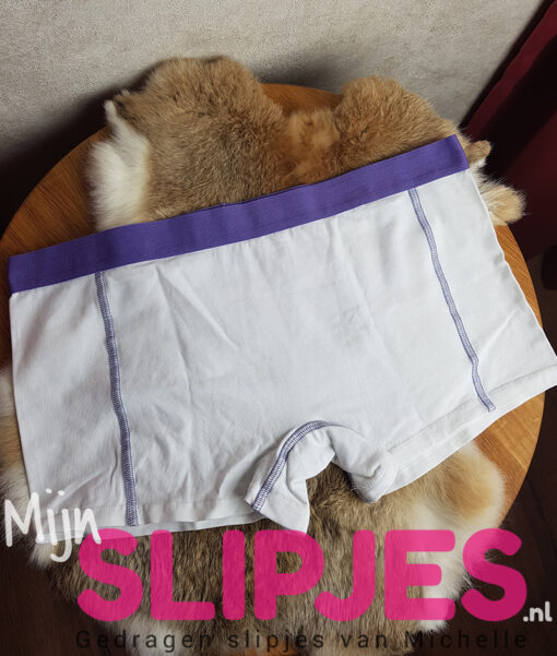 Witte gedragen boxer met langere pijpjes