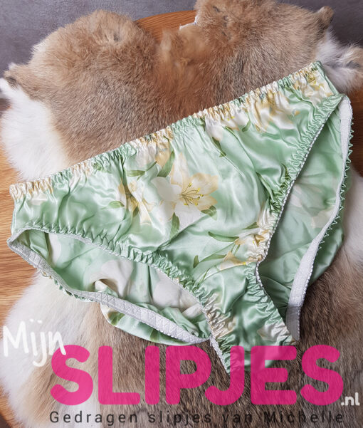 Gedragen groene zijden slip met bloemen motief