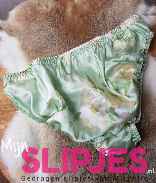 Gedragen groene zijden slip met bloemen motief - Afbeelding 2