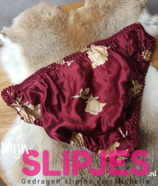 Gedragen rode zijden slip met bloemen motief - Afbeelding 2