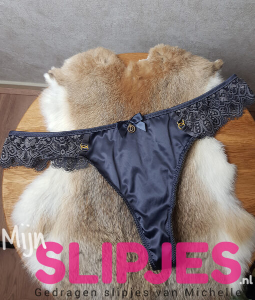 Grijze te grote string van zijde met luxe kant lekker gedragen