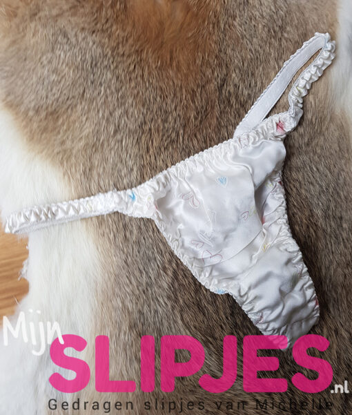 Lekker gedragen wit zijden stringetje met kleine hartjes motief