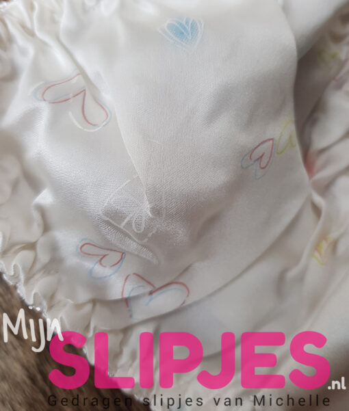 Lekker gedragen wit zijden stringetje met kleine hartjes motief - Afbeelding 2