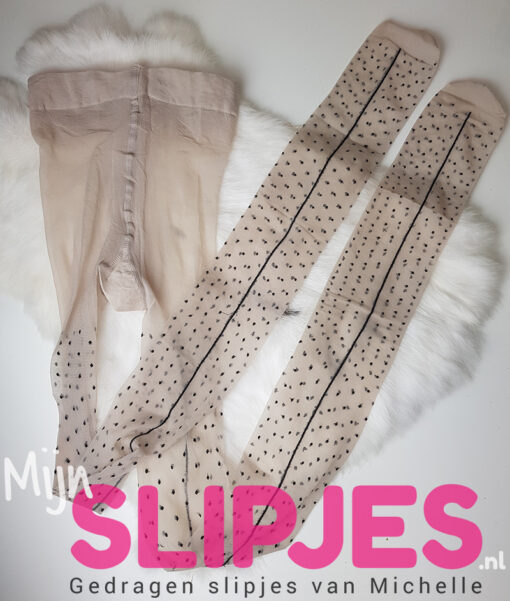 Gedragen panty met stipjes en naad