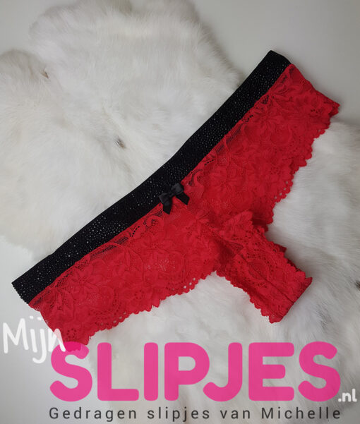 Mijn slipje van rood luxe kant voor jou gedragen