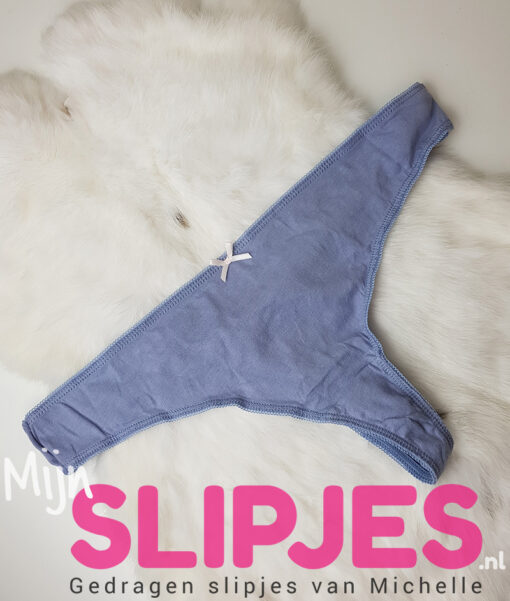 Mijn string in een blauwe kleur lekker gedragen