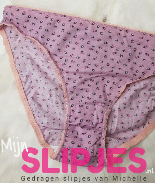 Paars slipje met bloemetjes lekker gedragen - Afbeelding 2